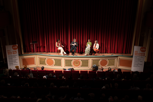 Podiumsdiskussion auf Bühne