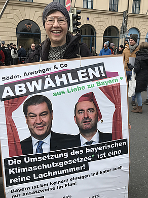 Mitglieder der ÖDP München mit Plakat beim Klimastreik 2023