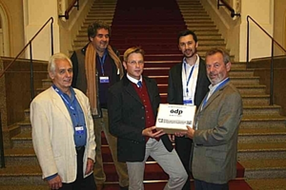 Foto von der Übergabe (von rechts): ÖDP-Landesvorstandsmitglied Franz Hofmaier, Tierschutz-Beauftragter Johannes Grössl, Ausschussvorsitzender MdL Oliver Jörg, Stefan Barbarino von der Stiftung Mensch und Tier ÖDP-Tierschutzexperte Paul Fiegert bei der Übergabe der Unterschriften in der Empfangshalle des Maximilianeums.