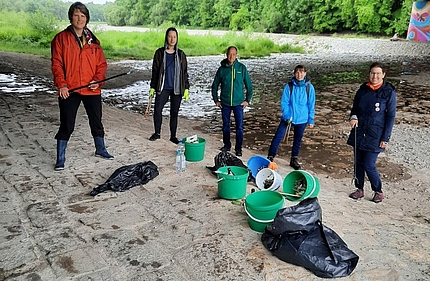 Aktive beim River Clean Up an der Isar