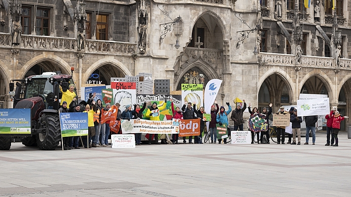 Gruppenfoto Unterstützerorganisationen vor dem Rathaus
