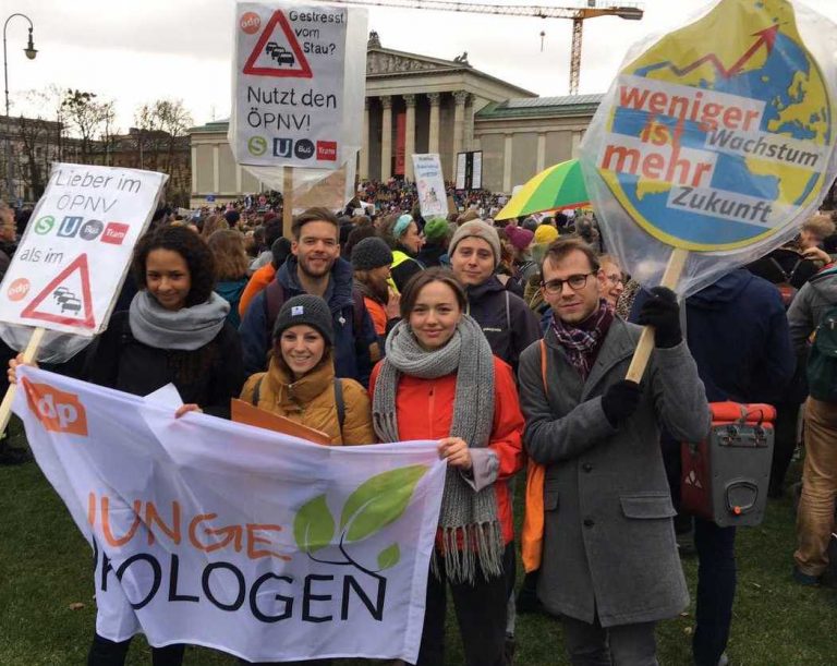 Junge Ökolog:innen bei Demo